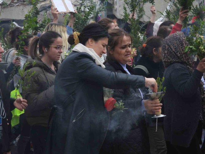 Depremde Hayatını Kaybedenler İçin 40. Günde Anma Yürüyüşü