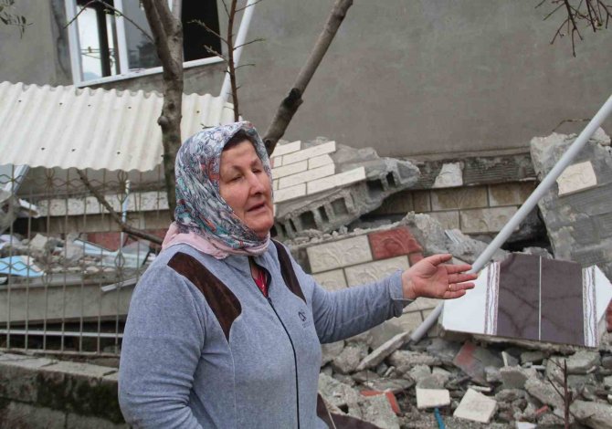Hatay’da 2 Katlı Bina Çöktü, 4 Kişilik Aileyi Ek Kolonlar Kurtardı