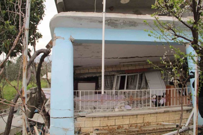 Hatay’da 2 Katlı Bina Çöktü, 4 Kişilik Aileyi Ek Kolonlar Kurtardı