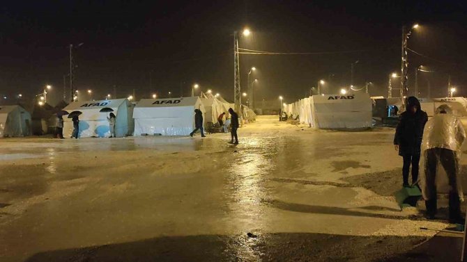 Hatay’da Sağanak Yağış Etkili Oluyor