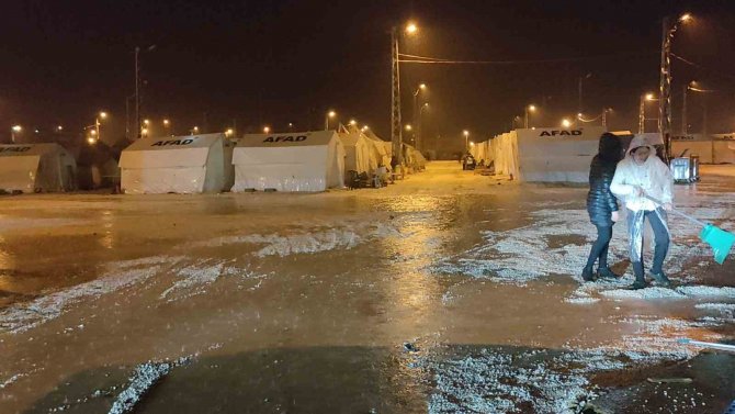 Hatay’da Sağanak Yağış Etkili Oluyor