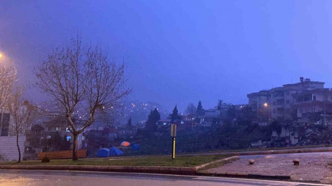 Kahramanmaraş’ta Çakan Şimşekler Adeta Geceyi Gündüze Çevirdi