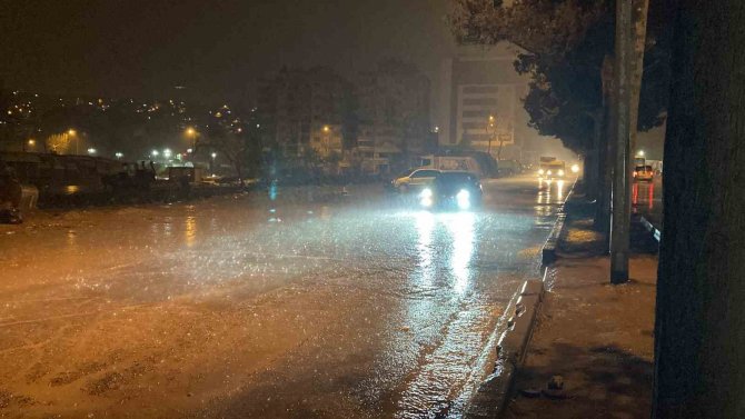Kahramanmaraş’ta Çakan Şimşekler Adeta Geceyi Gündüze Çevirdi