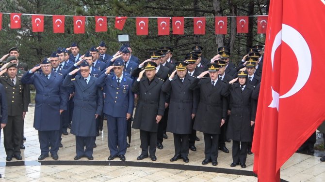 Şehit Annesi, Oğlunu Kabrindeki Fotoğrafını Öperek Sevdi