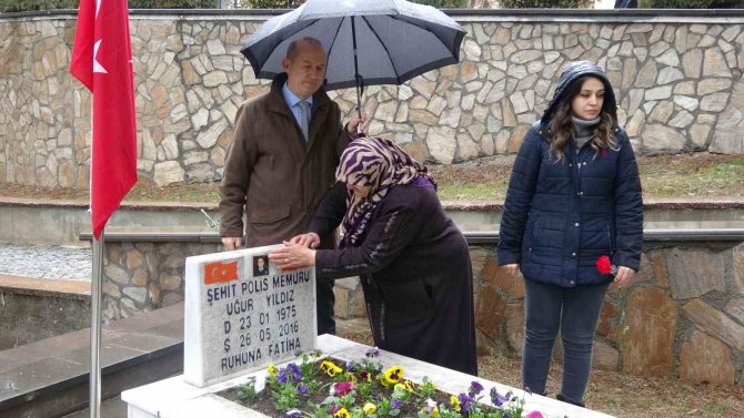 Şehit Annesi, Oğlunu Kabrindeki Fotoğrafını Öperek Sevdi