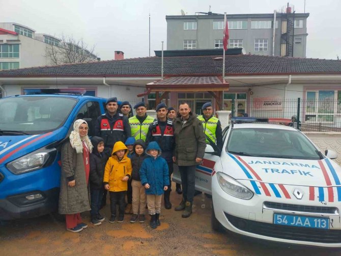 Minikler Hazırladıkları Türk Bayrağını Jandarmaya Teslim Etti