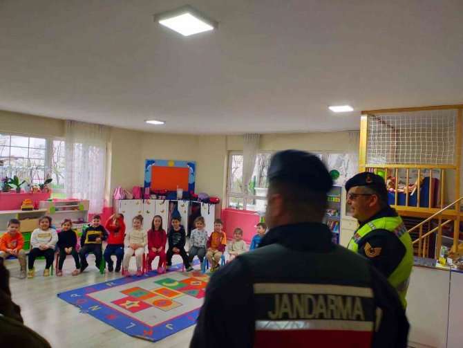 Minikler Hazırladıkları Türk Bayrağını Jandarmaya Teslim Etti