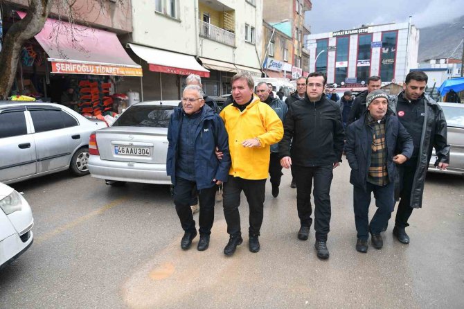 Başkan Büyükkılıç, Elbistan Kayseri Çarşısı’nda Esnafı Ziyaret Etti