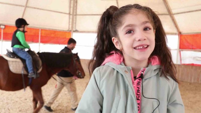 Miniklere Ücretsiz At Biniş Eğitimleri Veriliyor