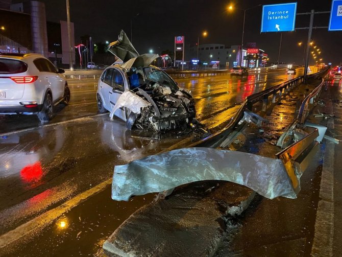 Kocaeli’de Kontrolden Çıkan Otomobil Demir Bariyerlere Çarptı: 3 Yaralı