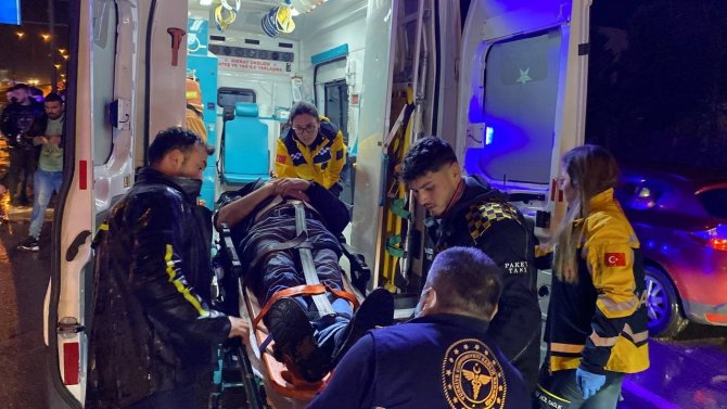 Kocaeli’de Kontrolden Çıkan Otomobil Demir Bariyerlere Çarptı: 3 Yaralı