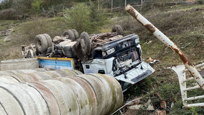 Yaklaşık 70 Metre Yuvarlanan Çöp Kamyonundan Dışarıya Fırladı