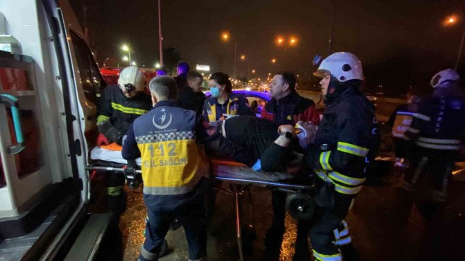 Yol Çalışması Olan Bölgede Otomobiliyle Beton Bariyerlere Çarptı: 2 Yaralı