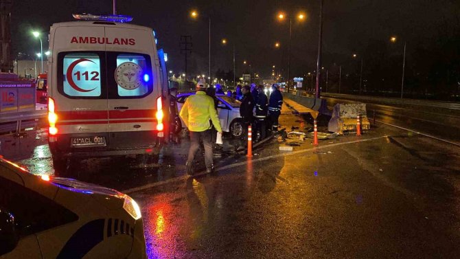 Yol Çalışması Olan Bölgede Otomobiliyle Beton Bariyerlere Çarptı: 2 Yaralı
