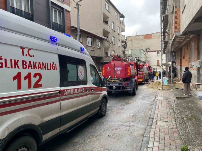 Küçükçekmece’de Bir Evde Çıkan Yangından İnşaat İşçisinin Uyarısı Sayesinde Kurtuldular