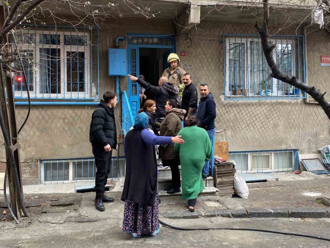 Küçükçekmece’de Bir Evde Çıkan Yangından İnşaat İşçisinin Uyarısı Sayesinde Kurtuldular