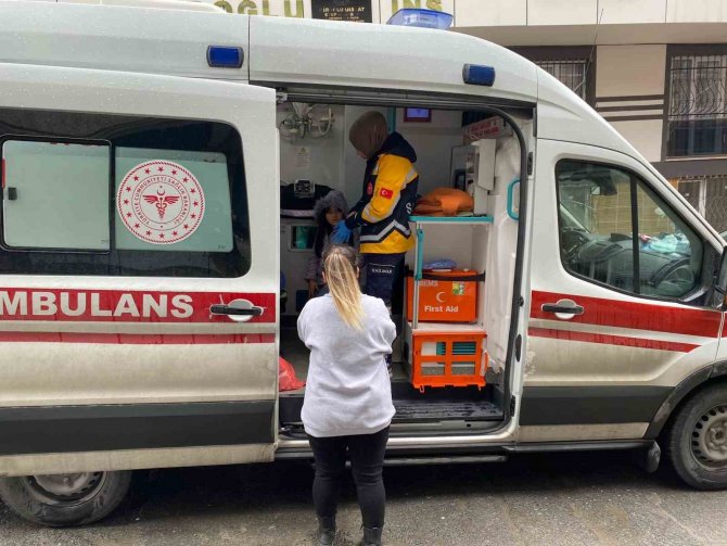 Küçükçekmece’de Bir Evde Çıkan Yangından İnşaat İşçisinin Uyarısı Sayesinde Kurtuldular