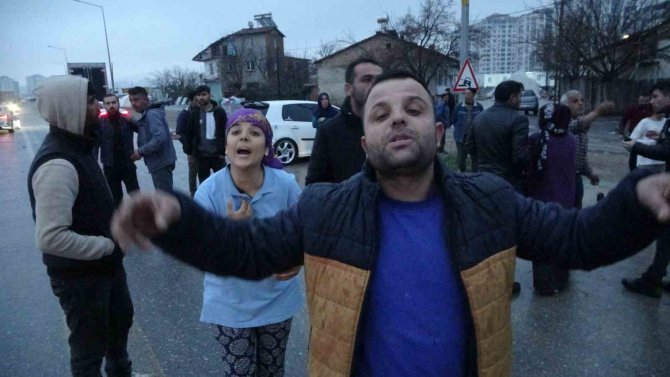 Depremzedeler İle Nakliyecilerin Taşlı Sopalı Kavgasına Polis Müdahale Etti