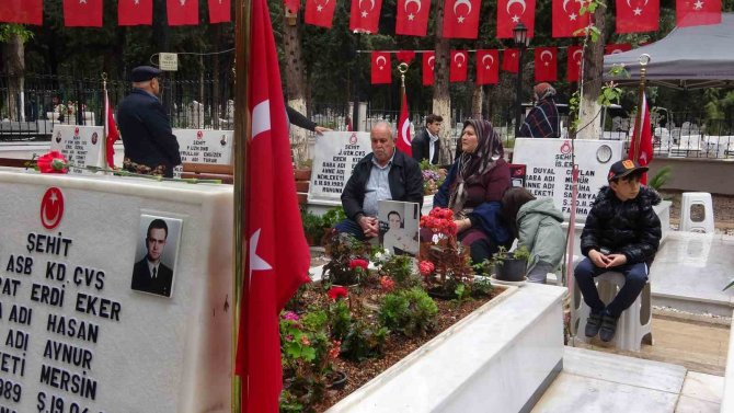 Şehit Babasından Duygulandıran Sözler: "7 Senedir Gelecek Diye Bekliyorum"