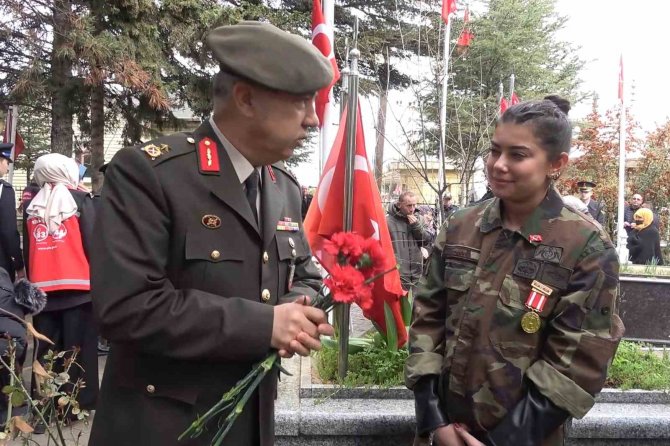 Babası Şehit Düştüğünde 4,5 Yaşındaydı, Üniformasını Giyip Kabrine Gitti: "Üniforması Benim İçin Gurur Tablosu"