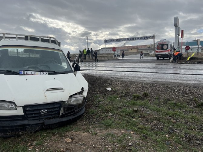 İ̇şçileri Taşıyan Kamyonet İle Otomobil Çarpıştı: 9 Yaralı