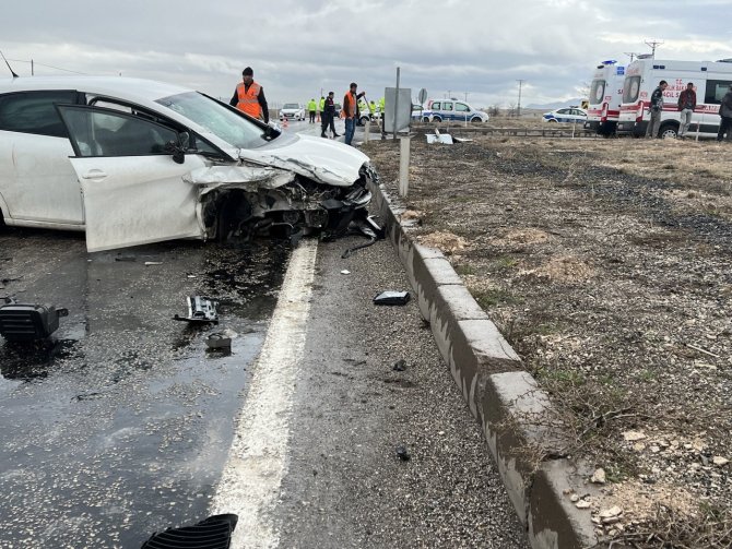 İ̇şçileri Taşıyan Kamyonet İle Otomobil Çarpıştı: 9 Yaralı