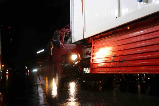 Minibüs, Deprem Bölgesine Konteyner Götüren Tıra Ok Gibi Saplandı: 1 Ölü, 2 Yaralı