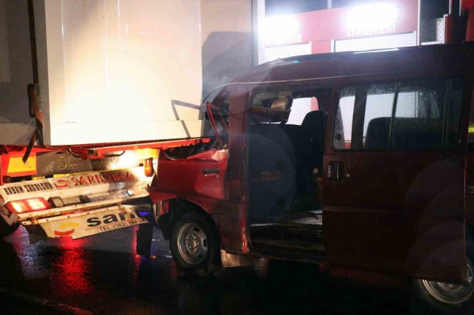 Minibüs, Deprem Bölgesine Konteyner Götüren Tıra Ok Gibi Saplandı: 1 Ölü, 2 Yaralı