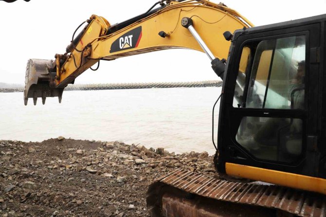 Sakarya’da 10 İşyeri Sular Altında Kalmıştı, O Bölgede Mendirek Çalışması