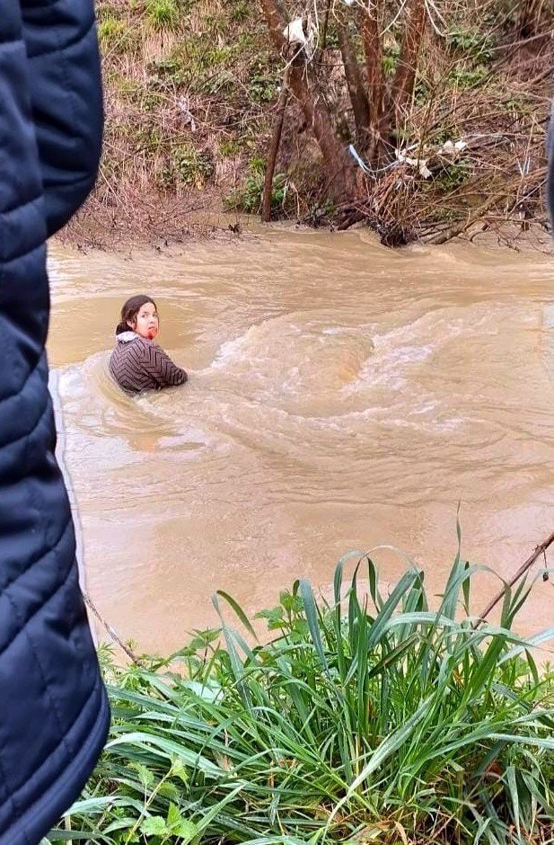 Sakarya’da Korkutan Kaza: Kanala Uçan Araç Suya Gömüldü
