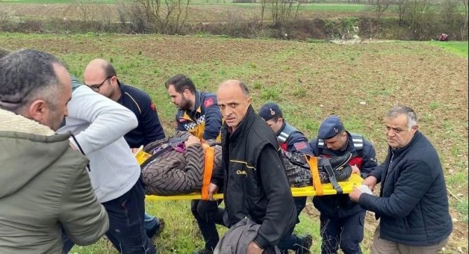 Sakarya’da Korkutan Kaza: Kanala Uçan Araç Suya Gömüldü