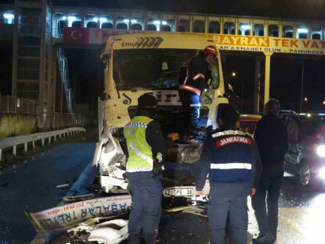 Konteyner Yüklü Tır, Kırmızı Işıkta Duran Bir Tıra Çarptı: 1 Yaralı