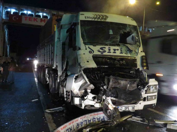 Konteyner Yüklü Tır, Kırmızı Işıkta Duran Bir Tıra Çarptı: 1 Yaralı