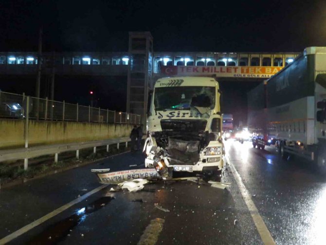 Konteyner Yüklü Tır, Kırmızı Işıkta Duran Bir Tıra Çarptı: 1 Yaralı
