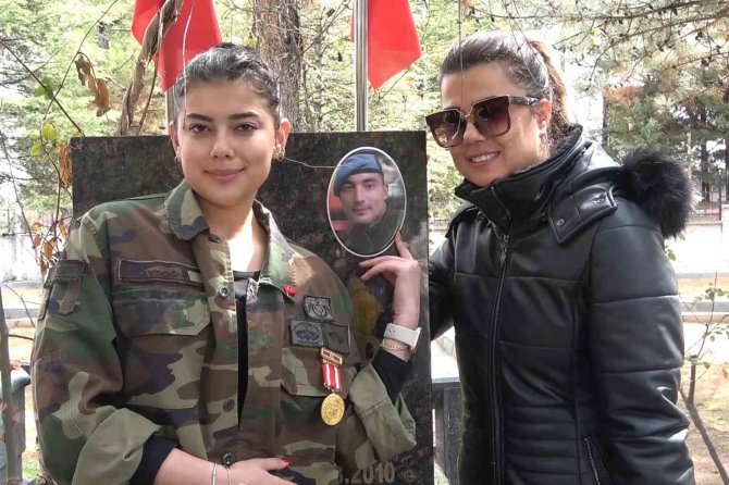 Babası Şehit Düştüğünde 4,5 Yaşındaydı, Üniformasını Giyip Kabrine Gitti: "Üniforması Benim İçin Gurur Tablosu"