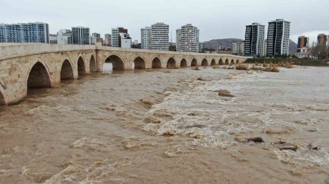 Rengini Kızıllığından Alıyordu, Çamur Deryasına Dönüştü