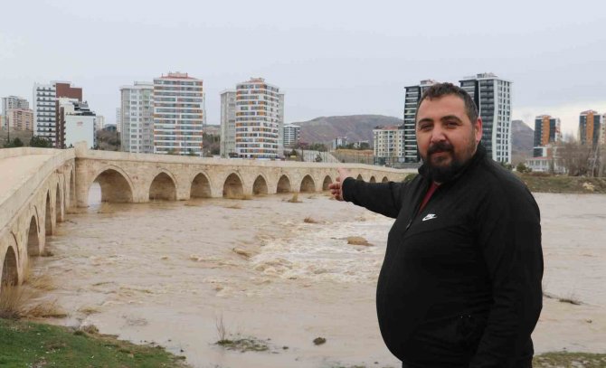 Rengini Kızıllığından Alıyordu, Çamur Deryasına Dönüştü