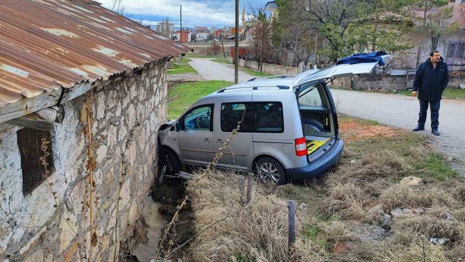 Kontrolden Çıkıp Evin Duvarına Çarptı: 5’i Çocuk 7 Yaralı