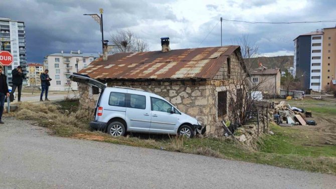 Kontrolden Çıkıp Evin Duvarına Çarptı: 5’i Çocuk 7 Yaralı
