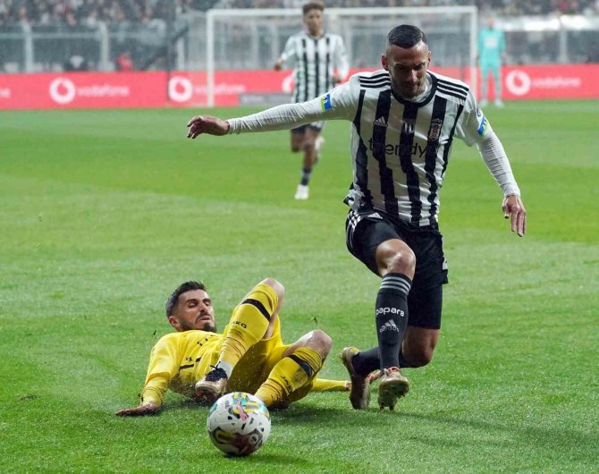 Spor Toto Süper Lig: Beşiktaş: 1 - İ̇stanbulspor: 0 (İ̇lk Yarı)