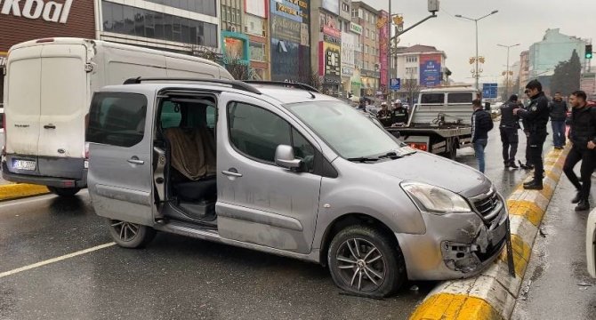Kaza Yapan Taraflar Tekme Ve Yumruklarla Birbirine Girdi