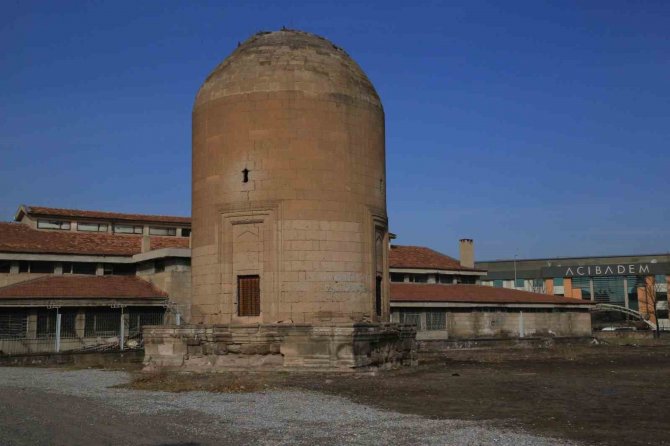 Melikgazi Belediyesi Sırçalı Kümbeti Restore Edecek