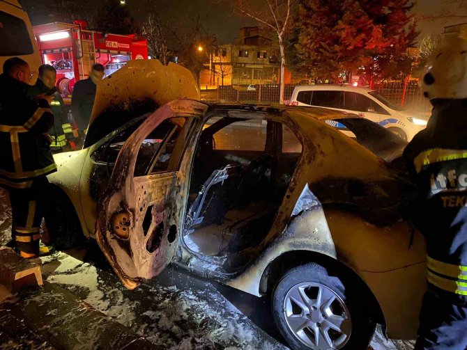 Tekirdağ’da Yanan Otomobil Hurdaya Döndü