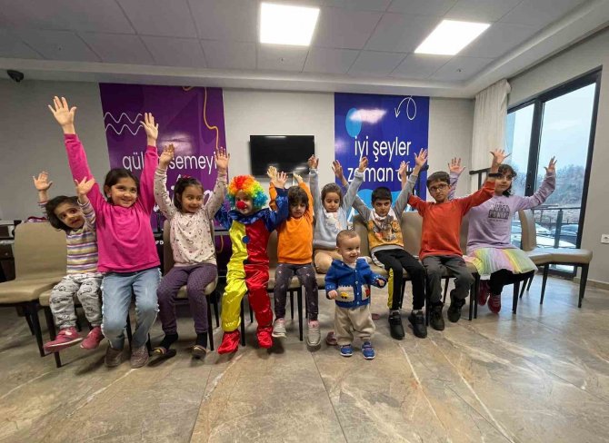 Depremzede Çocuklar İçin Palyaço Gösterisi