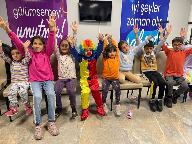 Depremzede Çocuklar İçin Palyaço Gösterisi