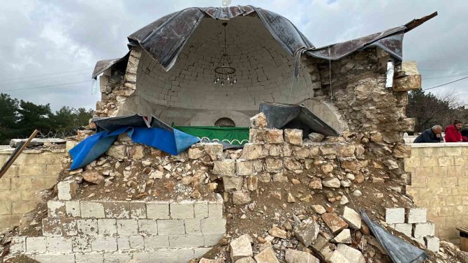 Türbe Kısmen Çöktü, Vatandaşlar Yenilenmesini İstiyor