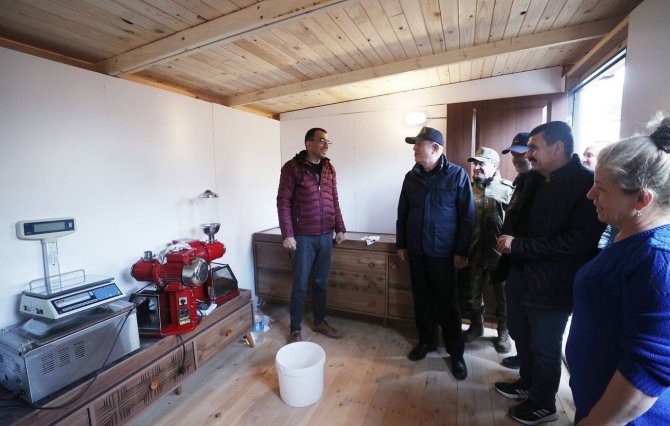 Vali Çelik, Bakan Akar İle Birlikte Prefabrik Çarşıda İncelemelerde Bulundu