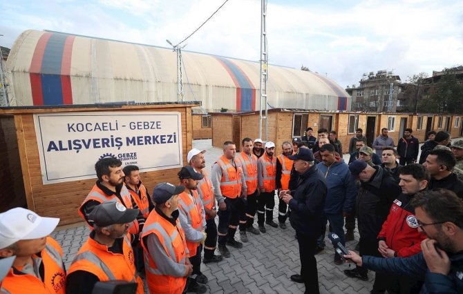 Vali Çelik, Bakan Akar İle Birlikte Prefabrik Çarşıda İncelemelerde Bulundu