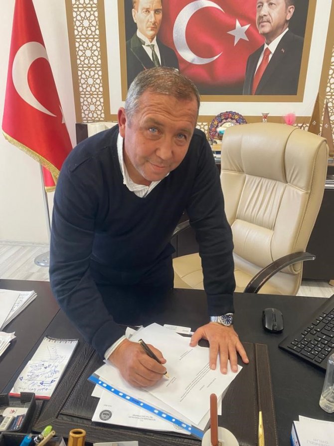 Otgöz, Çalışma Arkadaşı Türkan’a ’Teşekkür Plaketi’ Takdim Etti