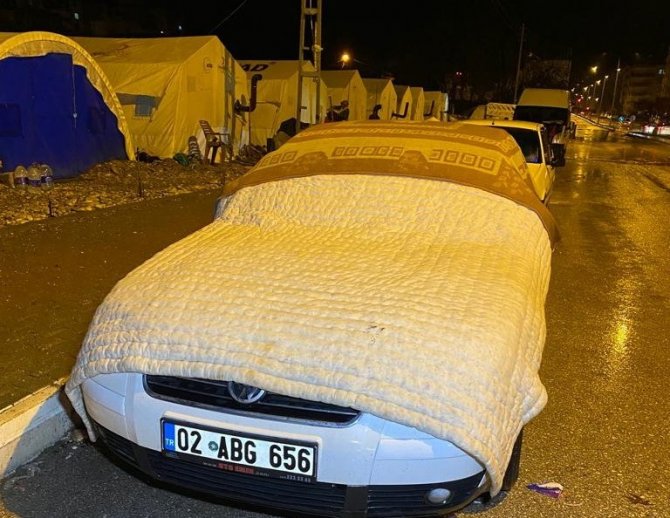 Dolu Yağışına Karşı Araçlara Battaniye Ve Yorganlı Önlem
